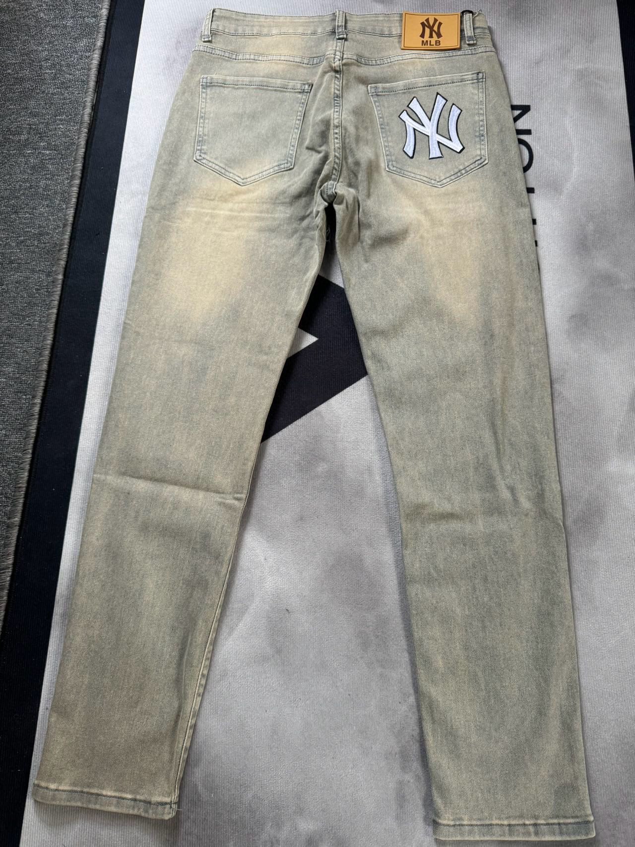 MLB Yankees Retro-Style Jeans: Leading Trend with Custom Fabrics and Hardware Details - 图片 7