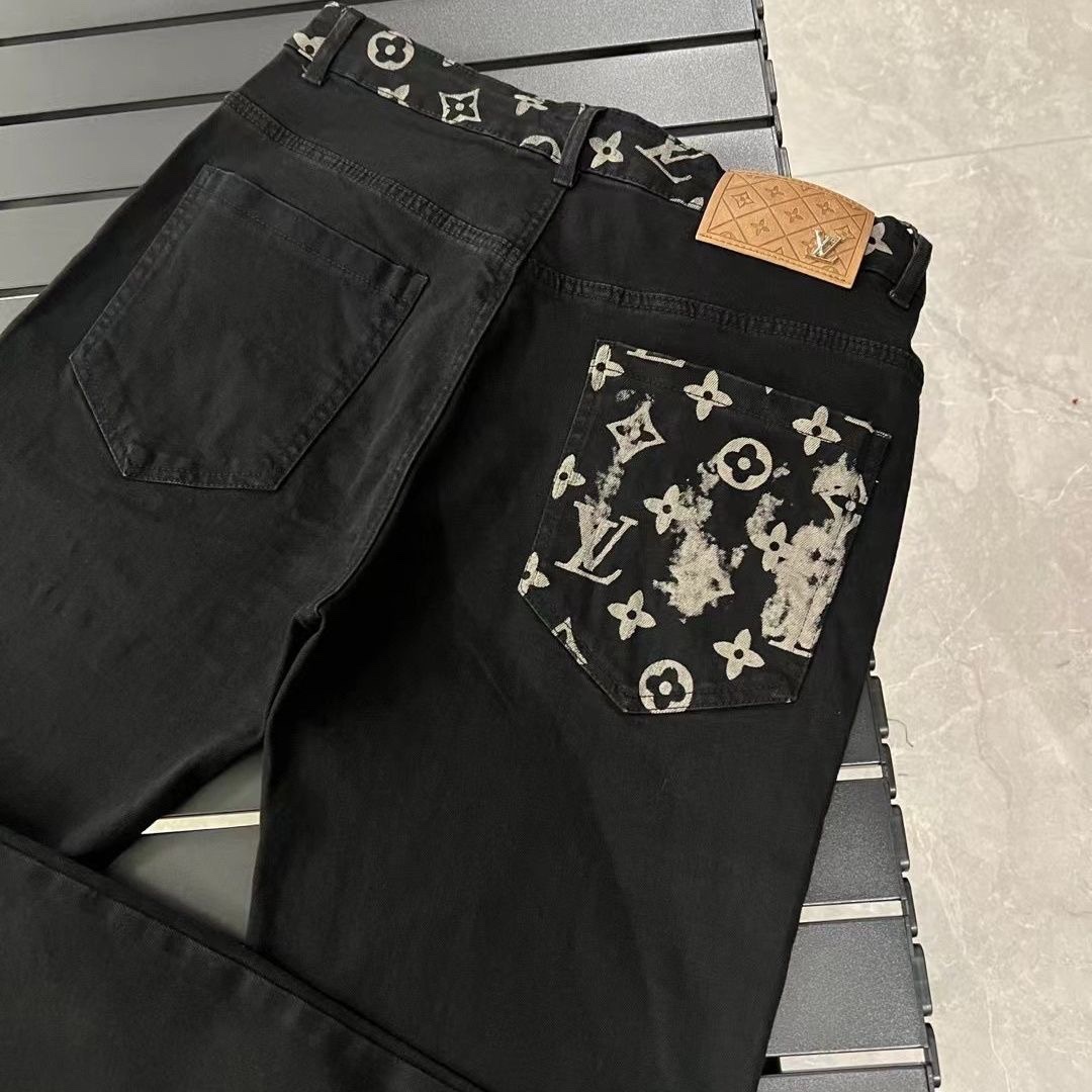 Louis Vuitton Pantalones Vaqueros Negros con Monograma en Cintura 4 i1724152662 5158 4
