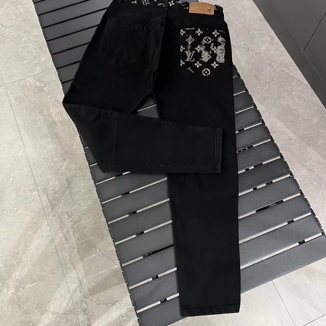 Louis Vuitton Pantalones Vaqueros Negros con Monograma en Cintura 3 i1724152662 9729 2