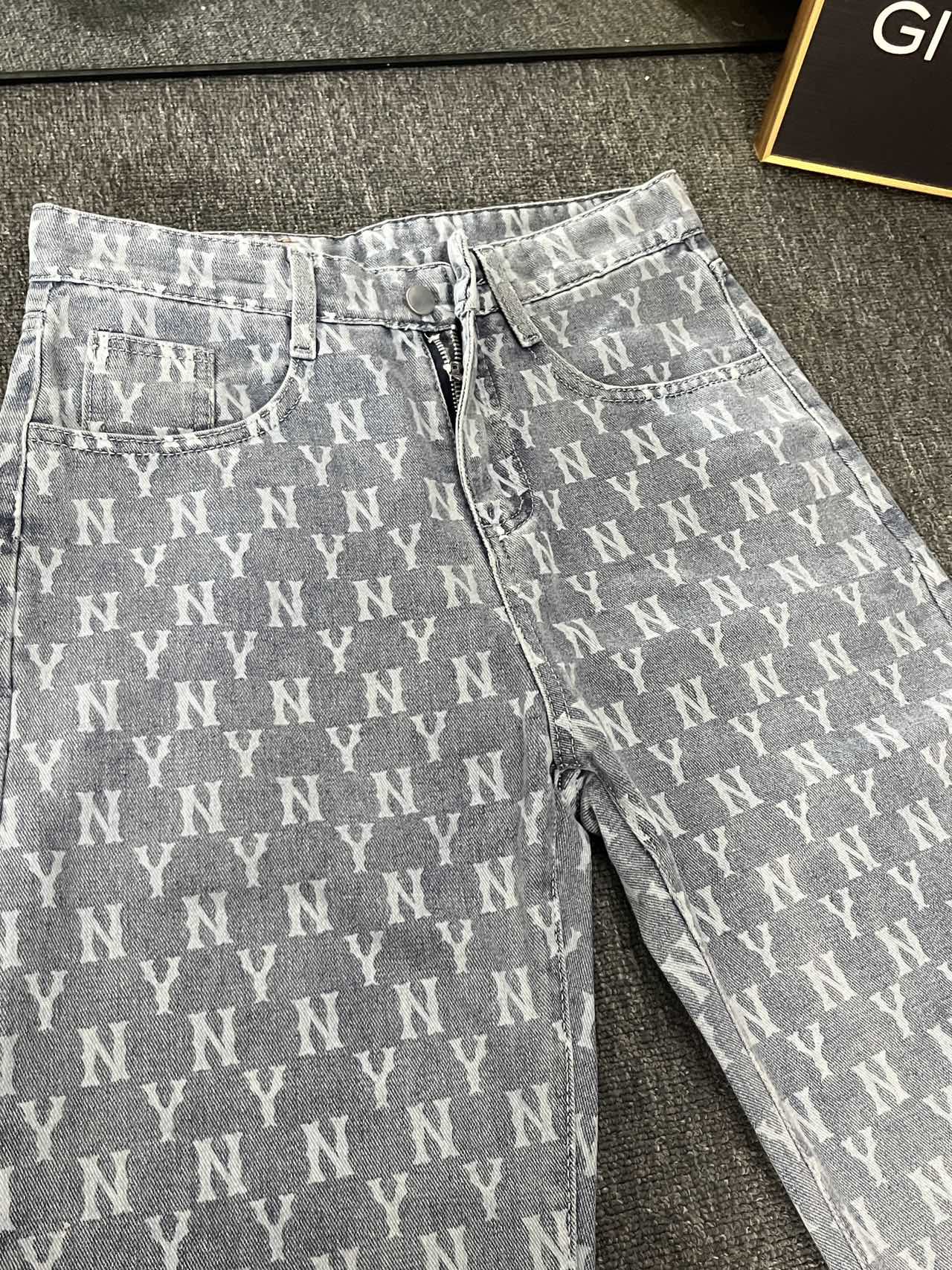 MLB Yankees Retro-Style Jeans: Leading Trend with Custom Fabrics and Hardware Details - 图片 3