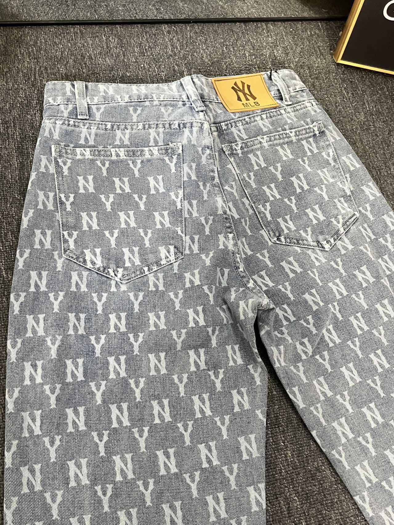 MLB Yankees Retro-Style Jeans: Leading Trend with Custom Fabrics and Hardware Details - 图片 5