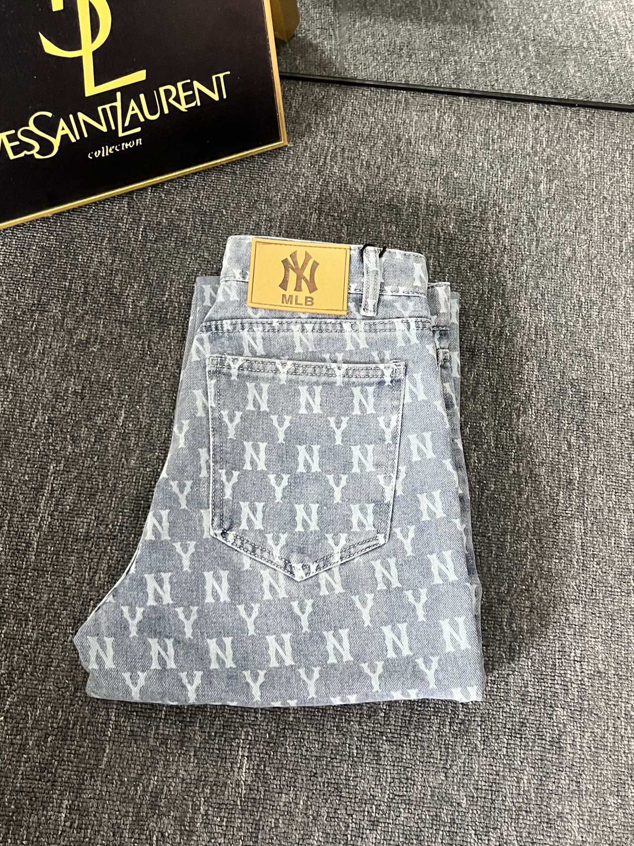 MLB Yankees Retro-Style Jeans: Leading Trend with Custom Fabrics and Hardware Details - 图片 7