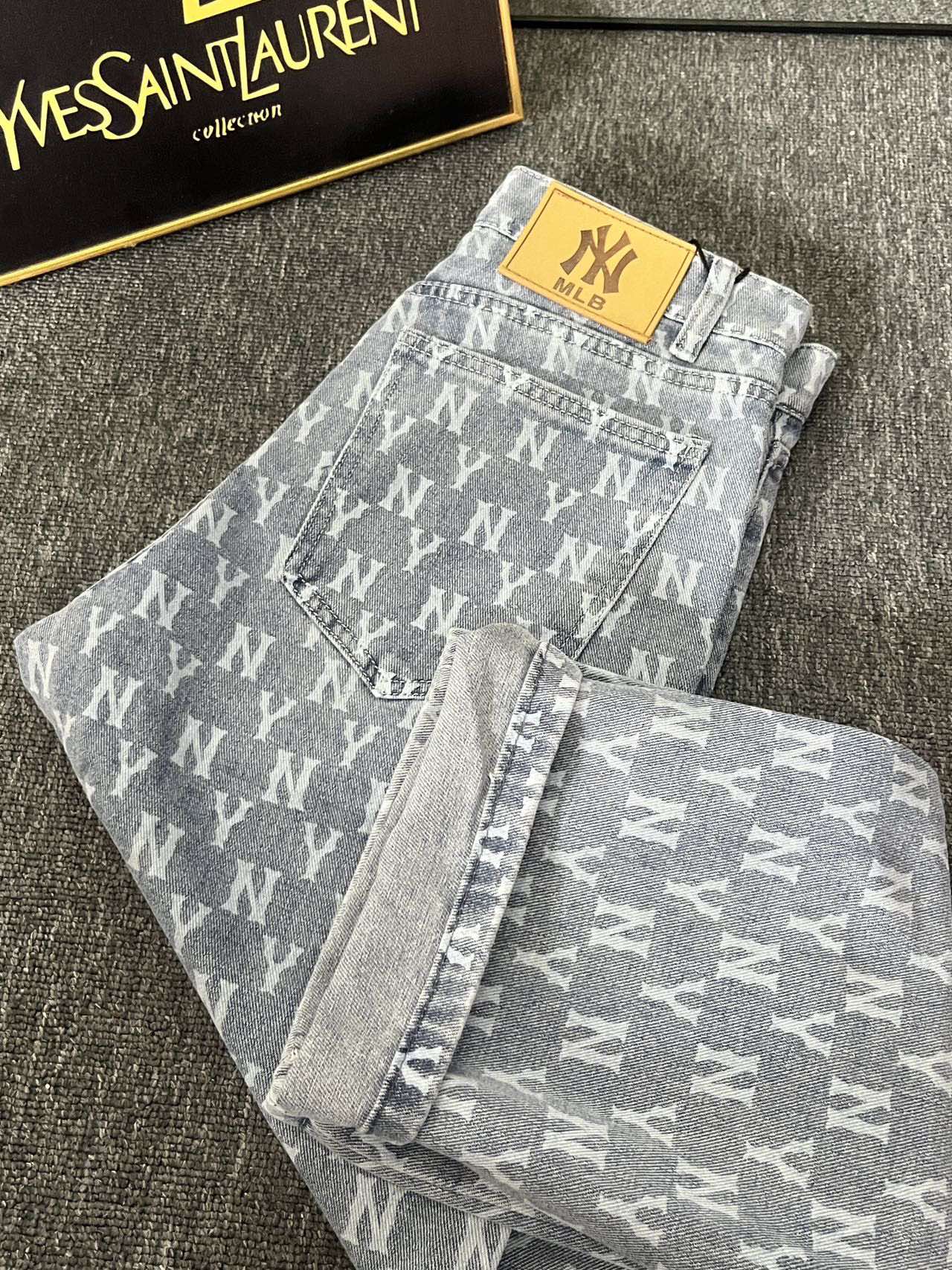 MLB Yankees Retro-Style Jeans: Leading Trend with Custom Fabrics and Hardware Details - 图片 6