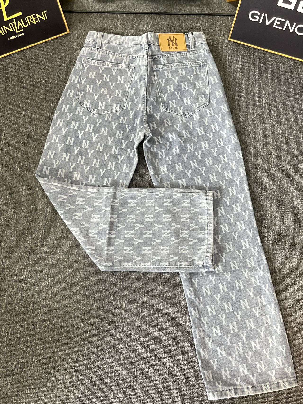 MLB Yankees Retro-Style Jeans: Leading Trend with Custom Fabrics and Hardware Details - 图片 4