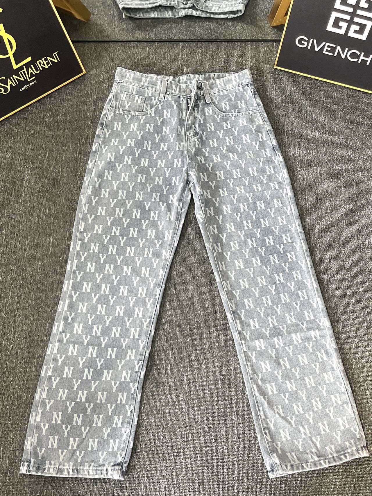 MLB Yankees Retro-Style Jeans: Leading Trend with Custom Fabrics and Hardware Details - 图片 2