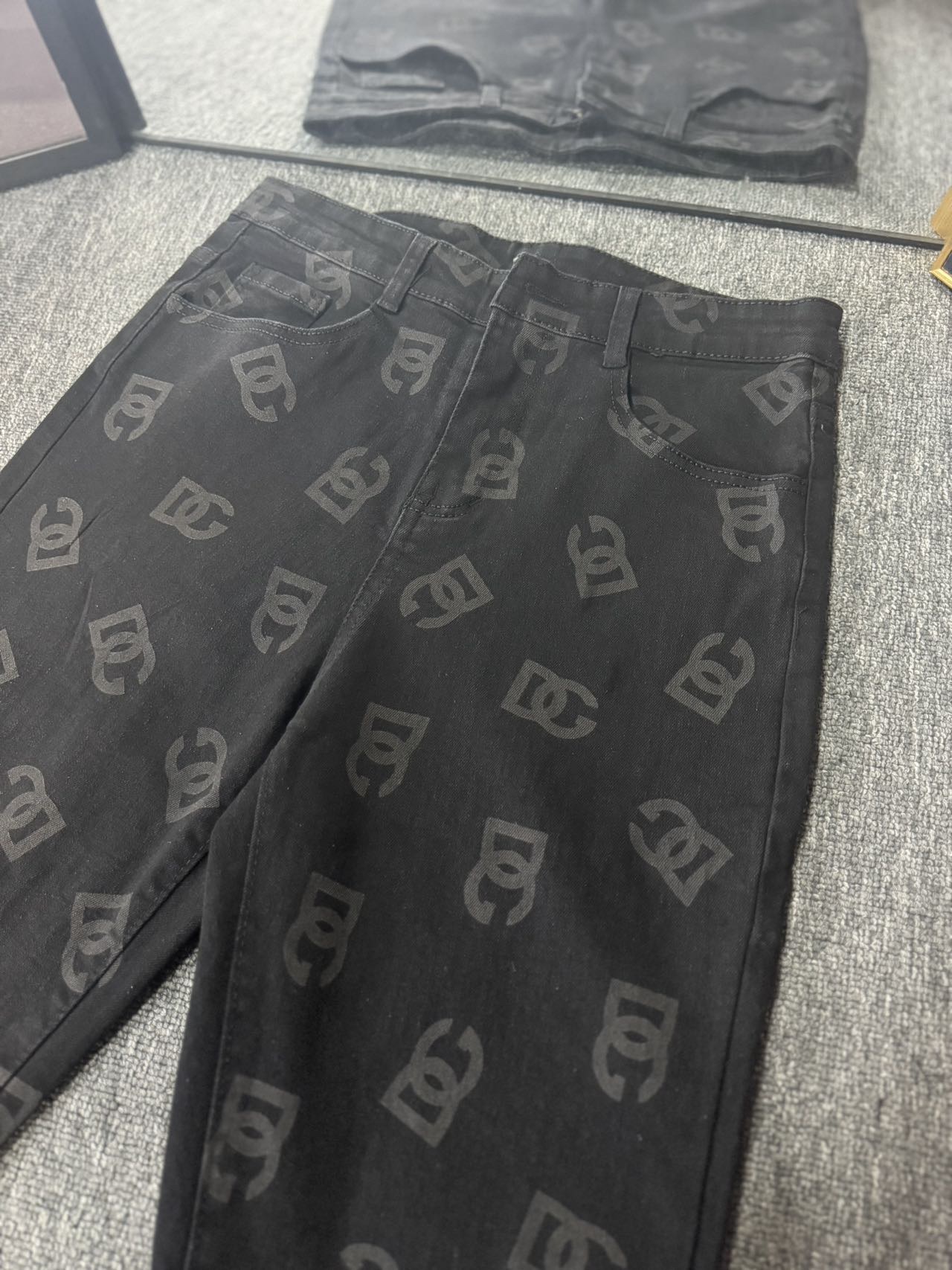Dugabana’s 2024 Synchronous Sale: Rectangular Grinder Jeans with Original Hardware - 图片 4