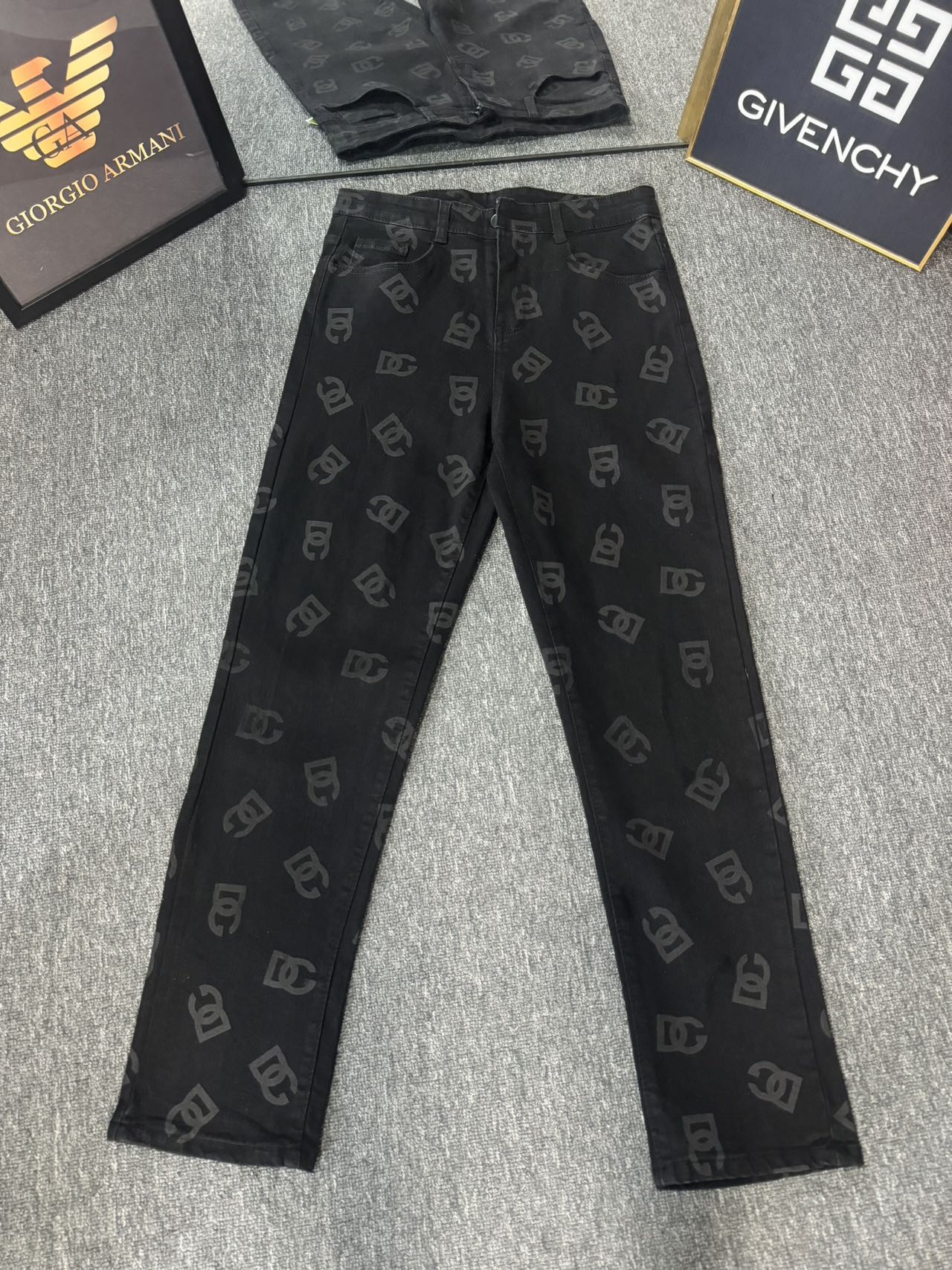 Dugabana’s 2024 Synchronous Sale: Rectangular Grinder Jeans with Original Hardware - 图片 3