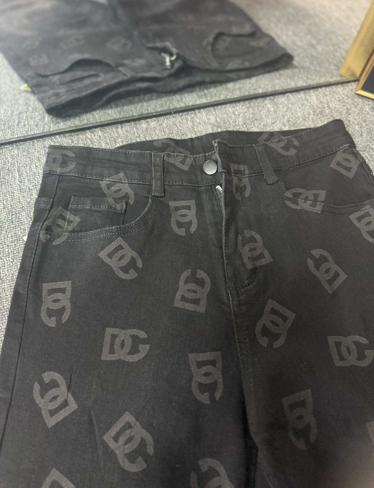 Dugabana’s 2024 Synchronous Sale: Rectangular Grinder Jeans with Original Hardware - 图片 5