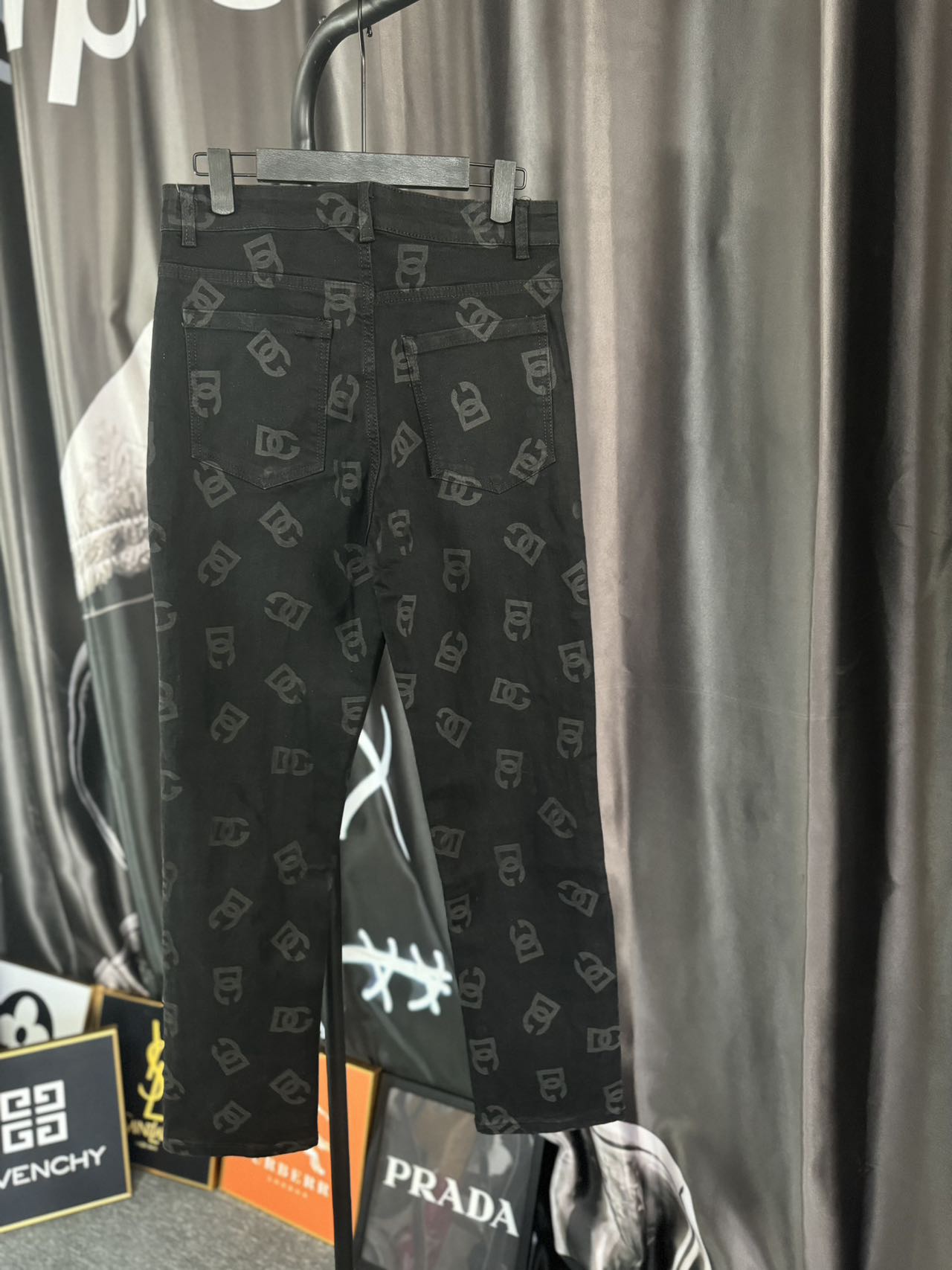 Dugabana’s 2024 Synchronous Sale: Rectangular Grinder Jeans with Original Hardware - 图片 2