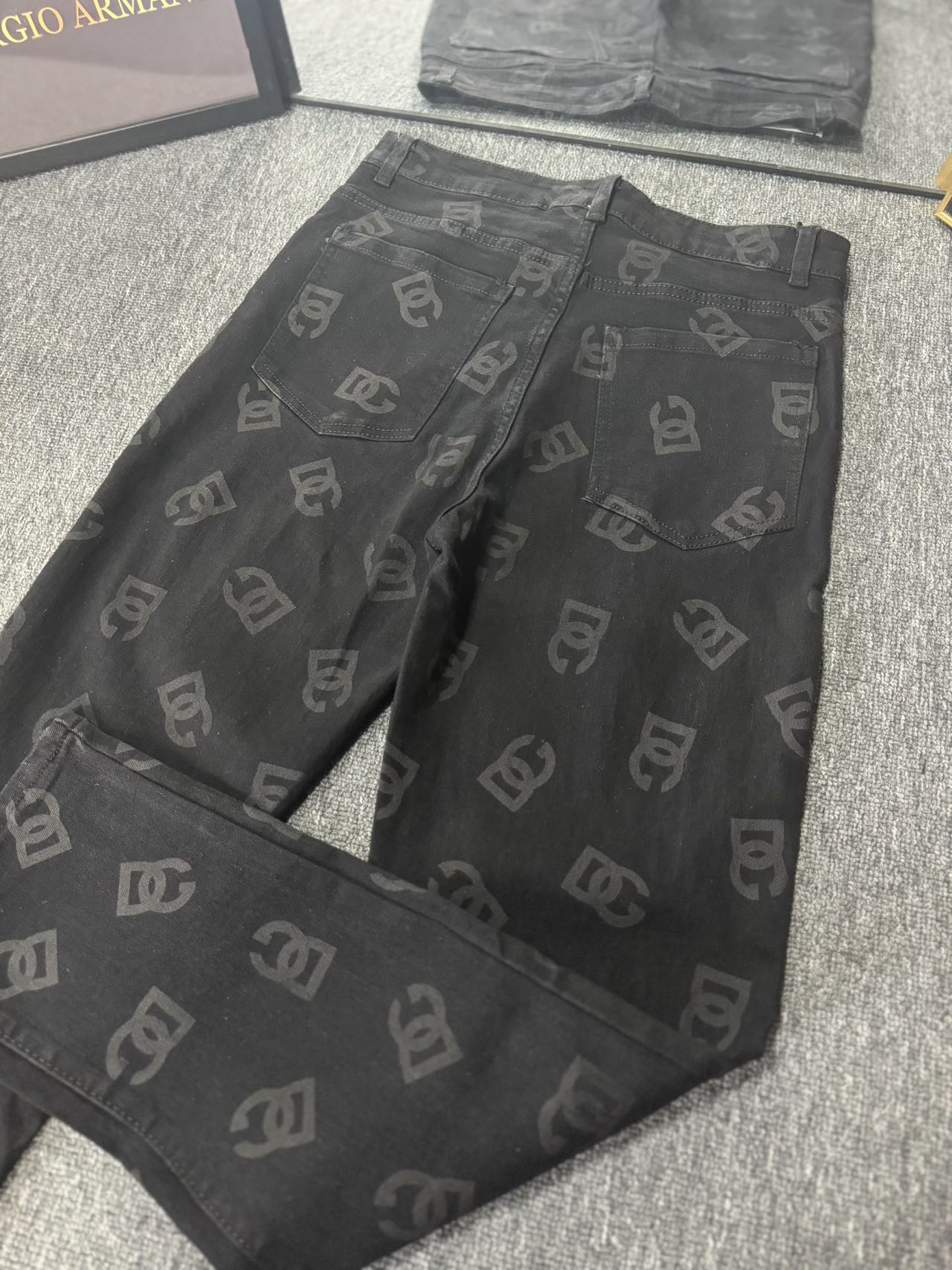 Dugabana’s 2024 Synchronous Sale: Rectangular Grinder Jeans with Original Hardware - 图片 7