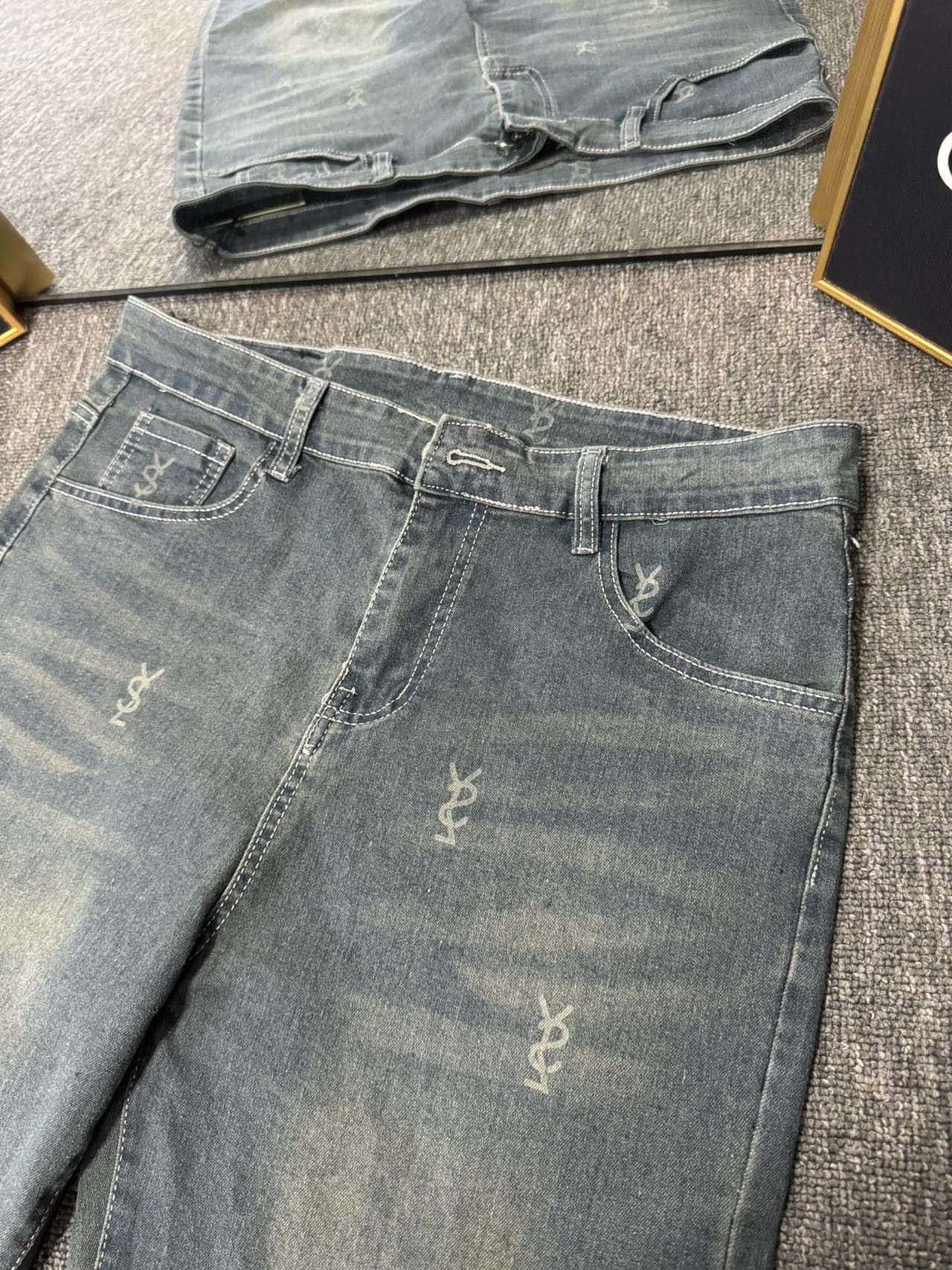 2024 YSL St. Roland Original Single-Explosive Jeans: Sizes and Colors Available - 图片 4