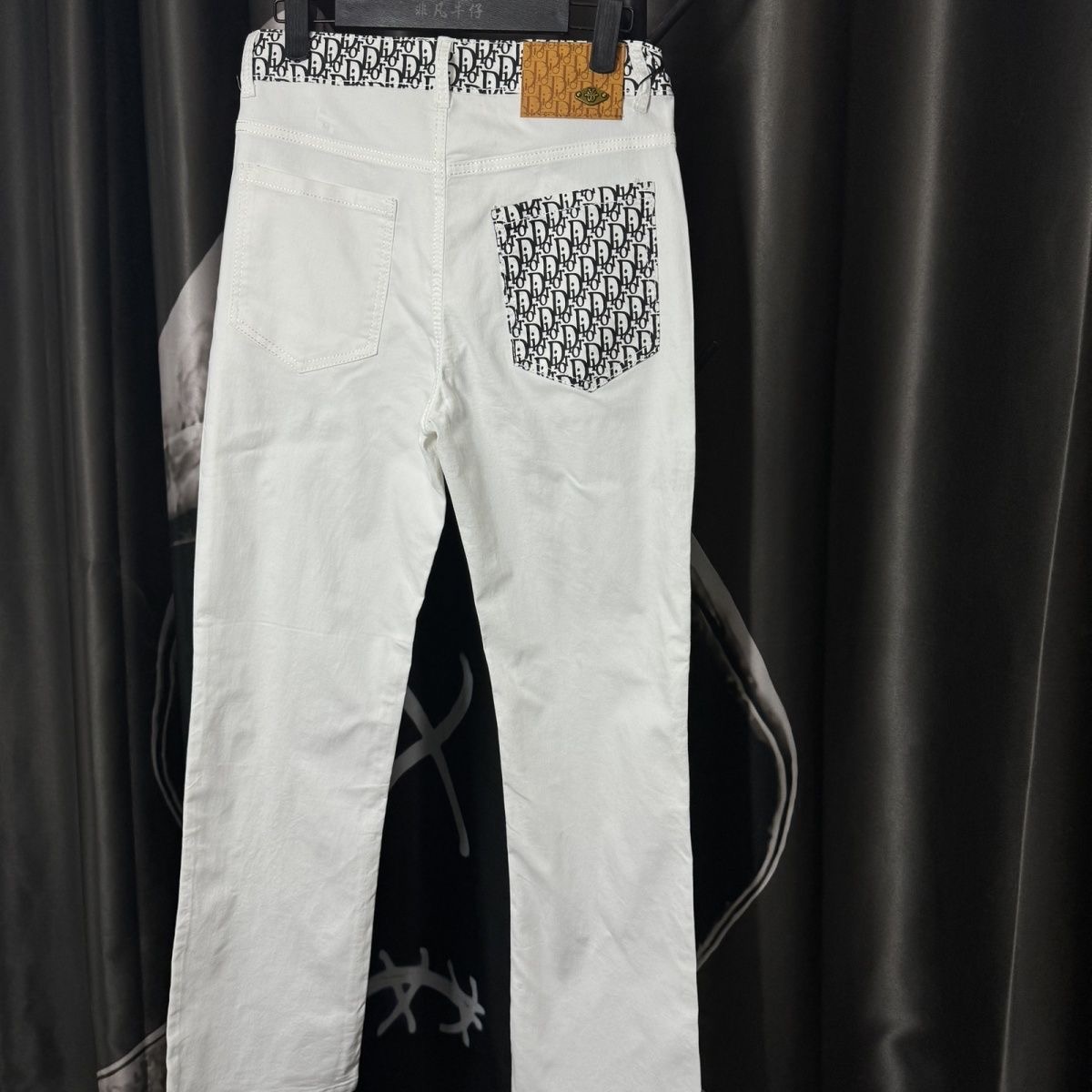 oc-771

dior最新牛仔裤
驴家顶级用料超柔高棉水洗牛仔面料...