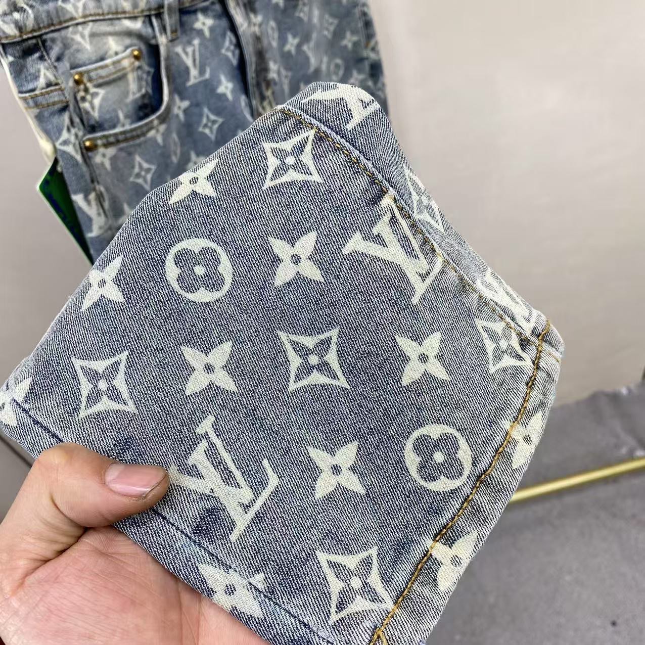 LV Louis Vuitton Jeans with Bulletproof Fabric and Watermark Steel Back Pocket - 图片 5