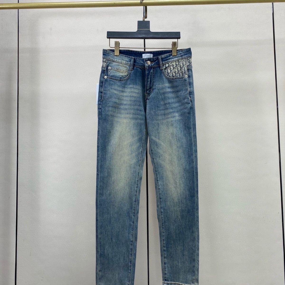 Dior’s Latest Jeans: Unique Donkey-Washed Cowboy Fabric, Premium Quality and Design - 图片 4