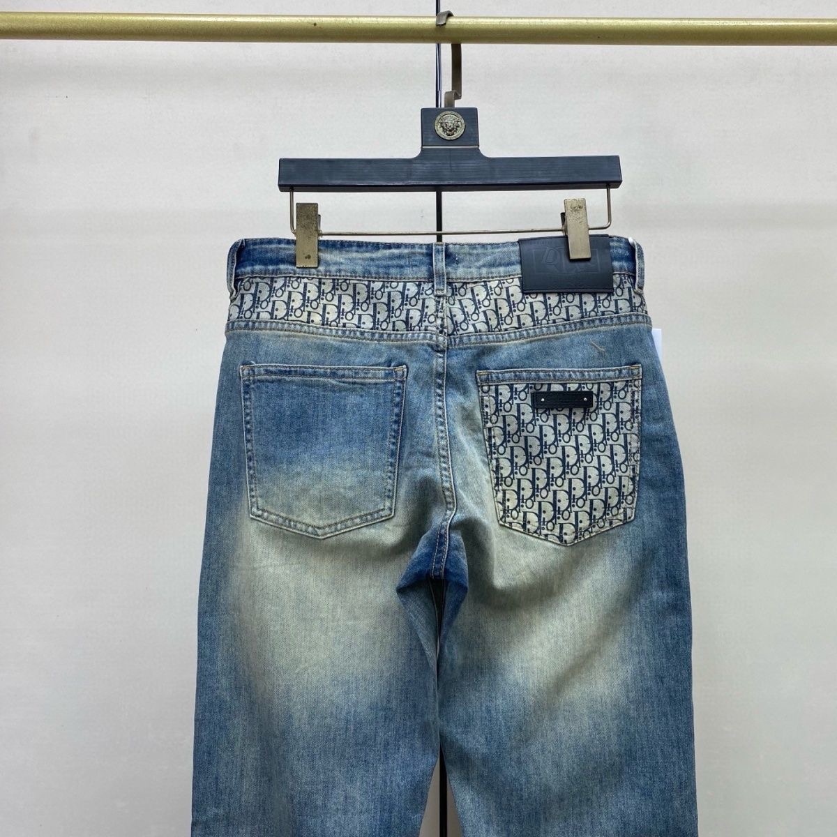 Dior’s Latest Jeans: Unique Donkey-Washed Cowboy Fabric, Premium Quality and Design - 图片 5