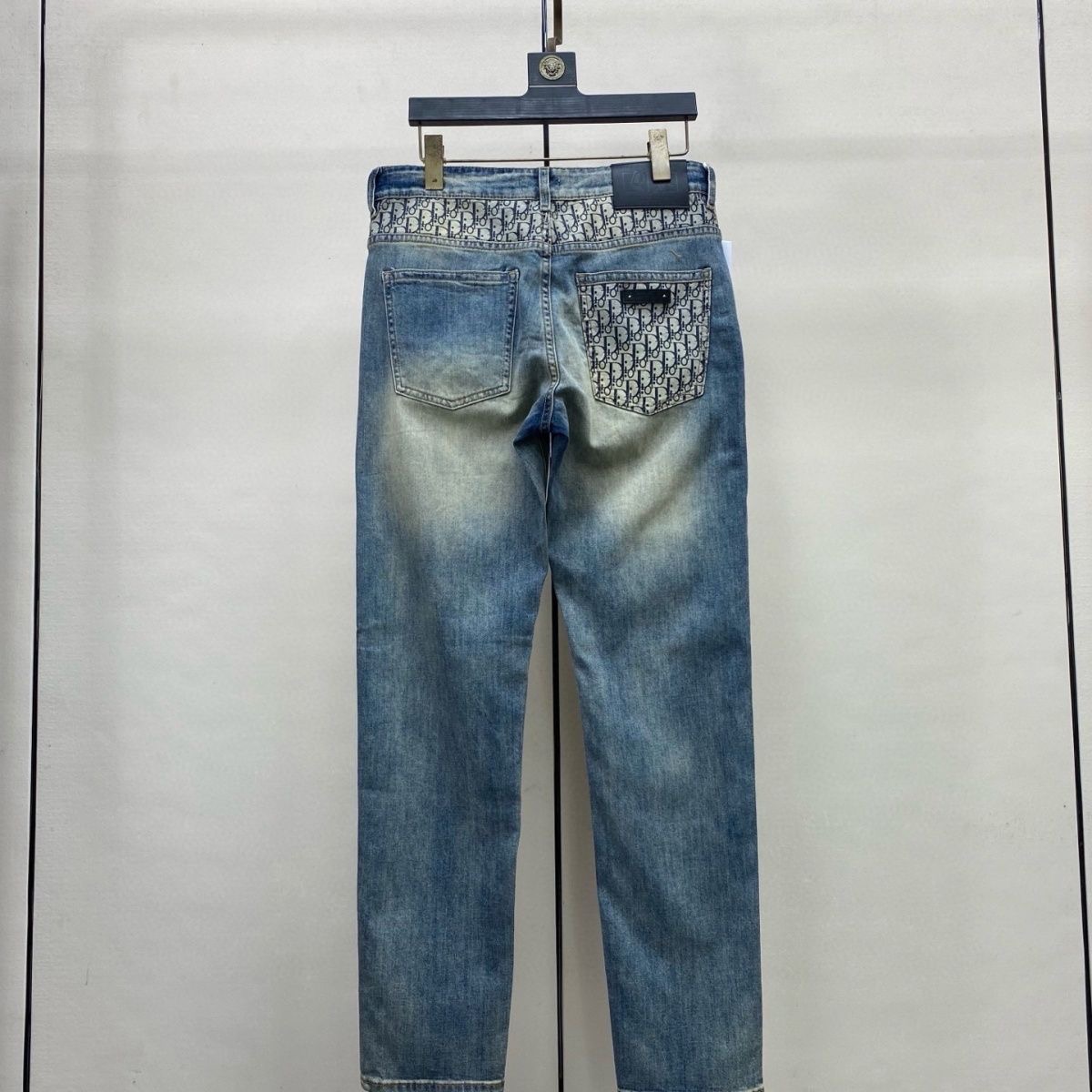 Dior’s Latest Jeans: Unique Donkey-Washed Cowboy Fabric, Premium Quality and Design - 图片 3