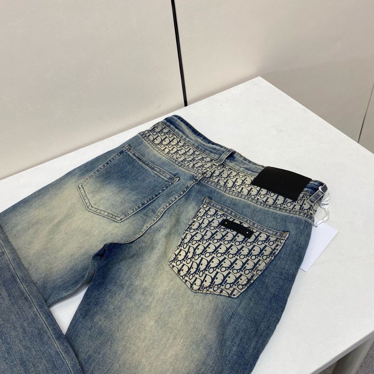 Dior’s Latest Jeans: Unique Donkey-Washed Cowboy Fabric, Premium Quality and Design - 图片 2