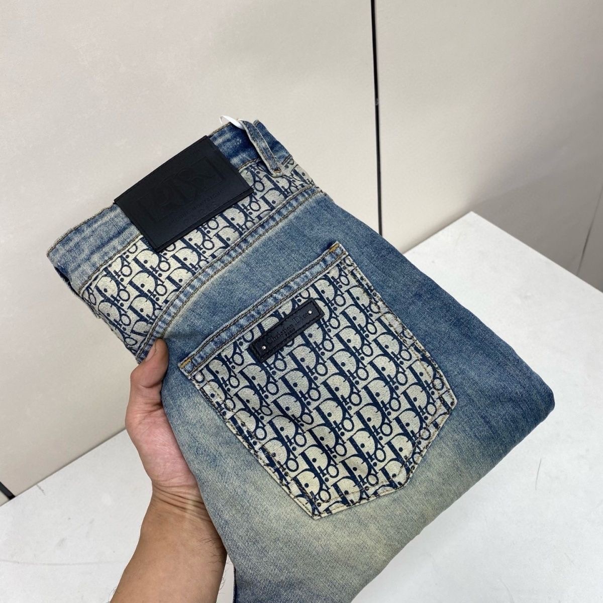 Dior’s Latest Jeans: Unique Donkey-Washed Cowboy Fabric, Premium Quality and Design - 图片 1