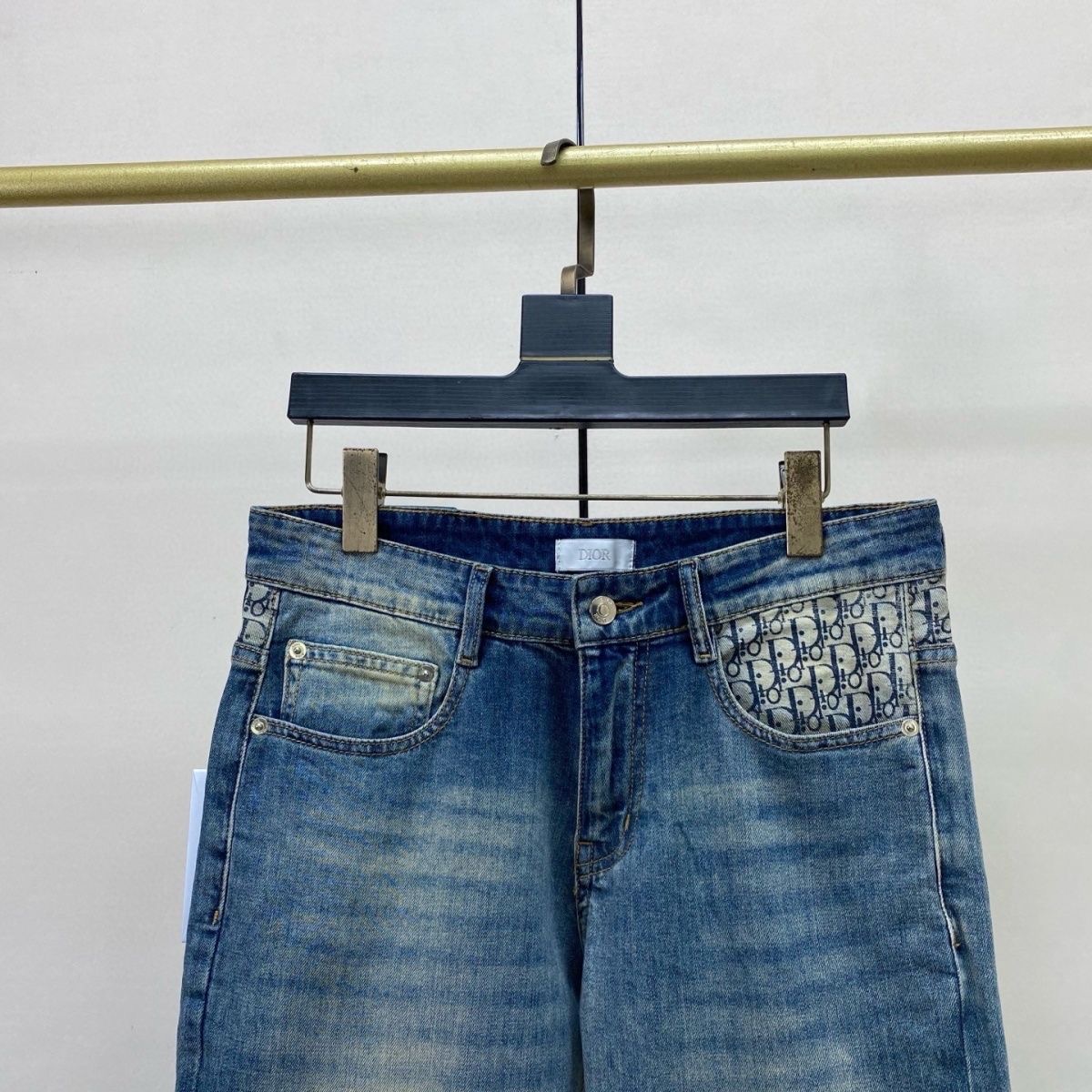 Dior’s Latest Jeans: Unique Donkey-Washed Cowboy Fabric, Premium Quality and Design - 图片 6