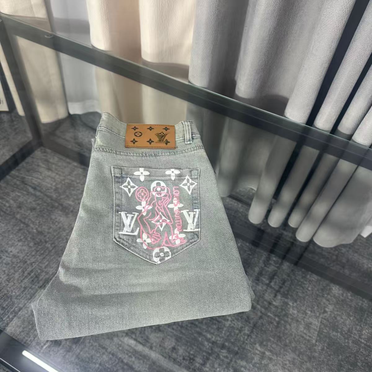 oc-797

LV路易威登 牛仔裤 修身剪裁 面料带弹力 重洗水 颜...