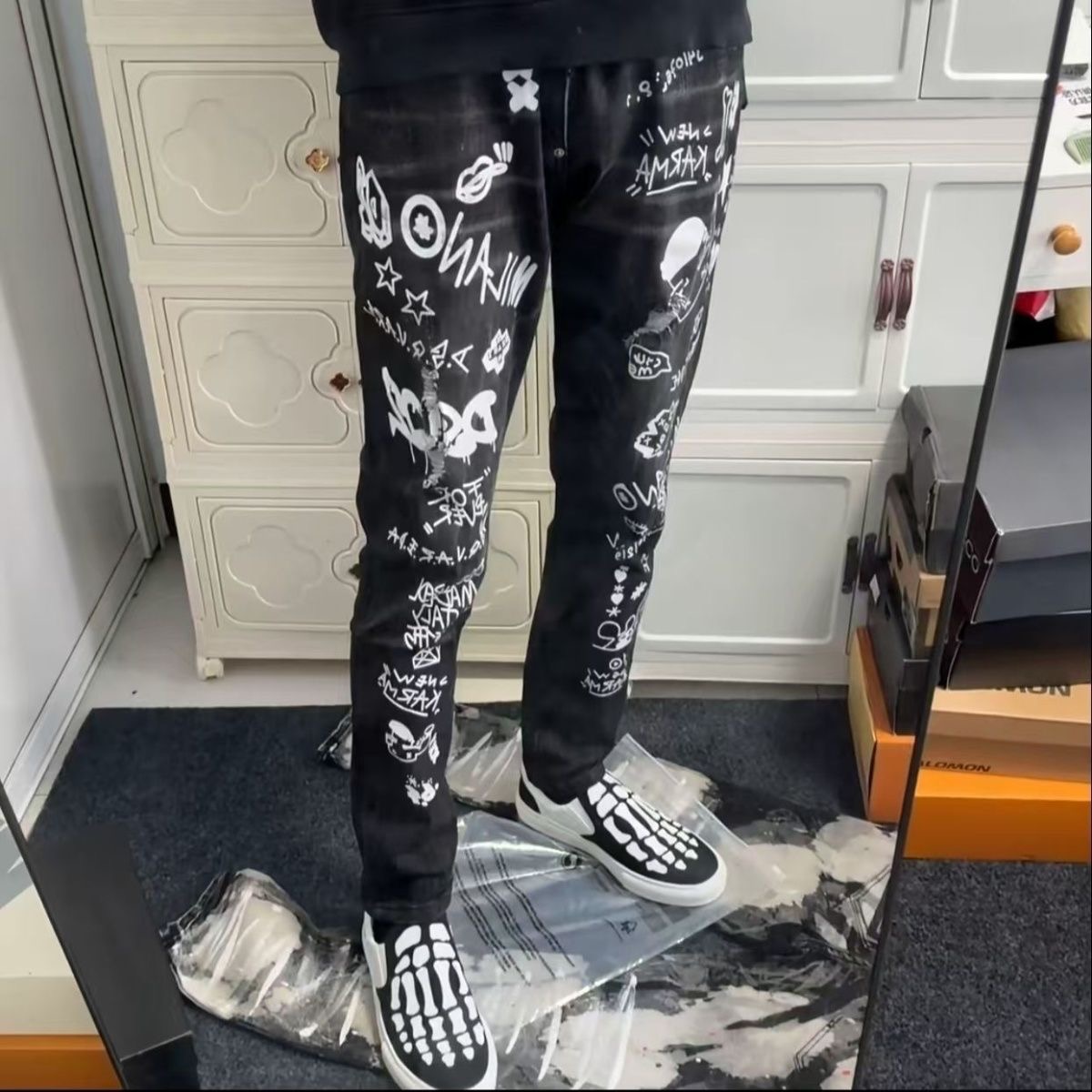 New D2 Embroidered Man’s Patched Beggar Pants: Premium Design, Pricey Wash - 图片 3