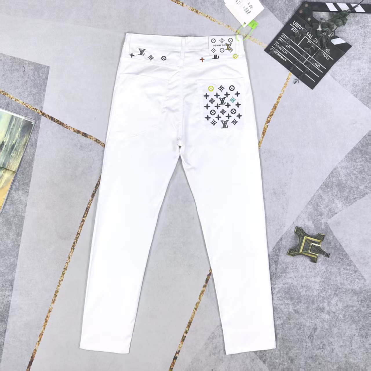 oc-820

LV路易威登 牛仔裤 修身剪裁 面料带弹力 重洗水 颜...