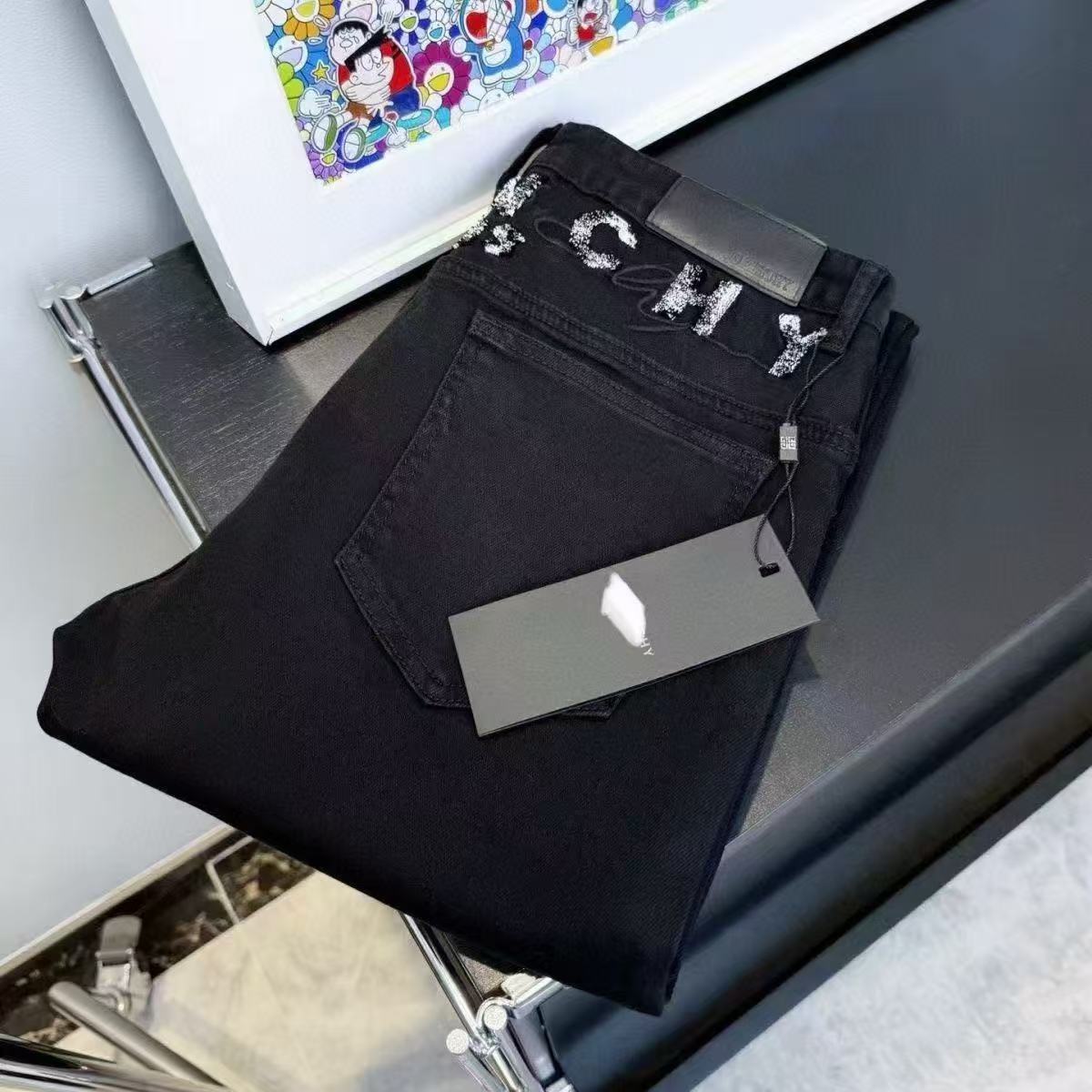 oc-825

纪梵希牛仔裤 修身剪裁 面料带弹力 重洗水 颜色超...