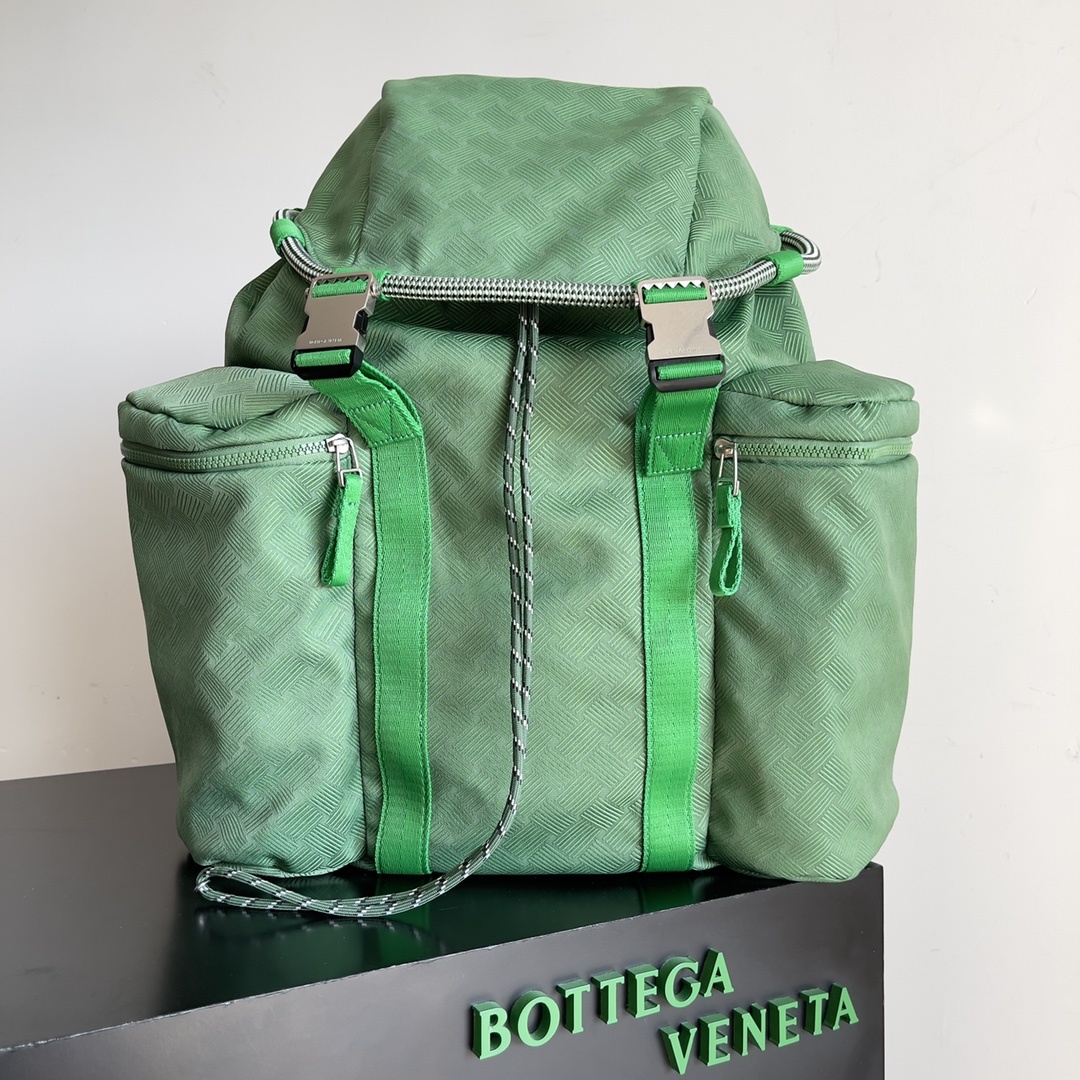 BV早春Alto提花尼龙双肩背包背上你来一次说走就走的旅游徒步登山所有所需都通通收纳带上你真好超大的容量