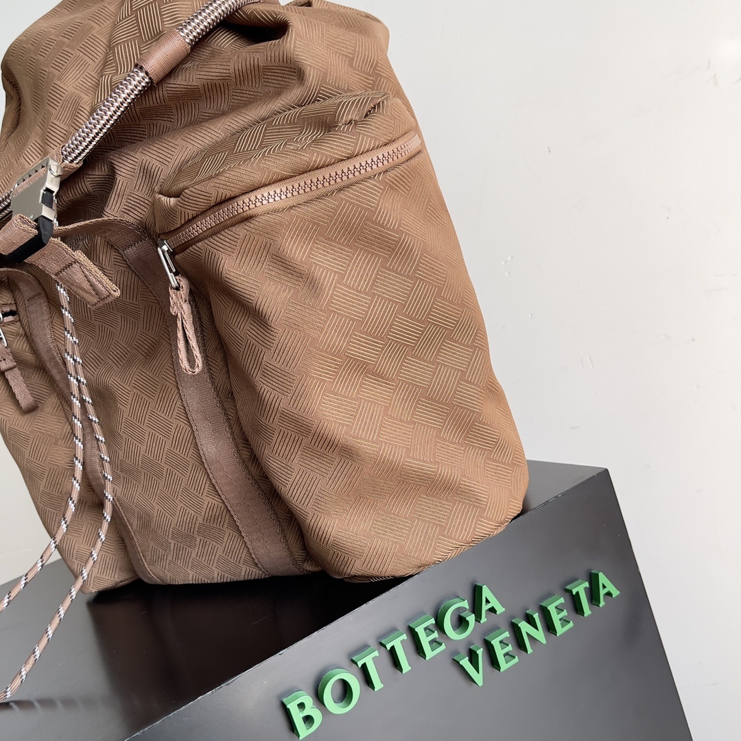 BV早春Alto提花尼龙双肩背包背上你来一次说走就走的旅游徒步登山所有所需都通通收纳带上你真好超大的容量