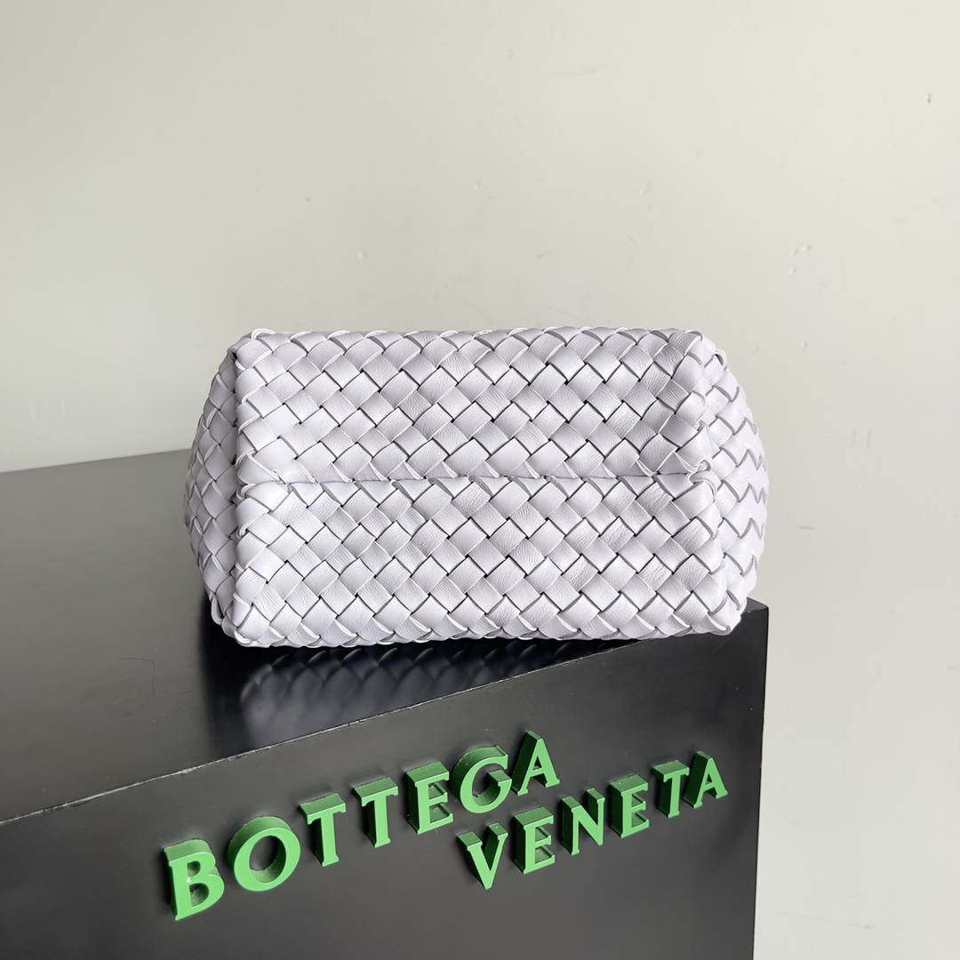 BVMiniCabat限量款迷你菜篮子经典包款推出迷你号不同风格造型都能搭配出满满的时尚感喜欢的你一定不