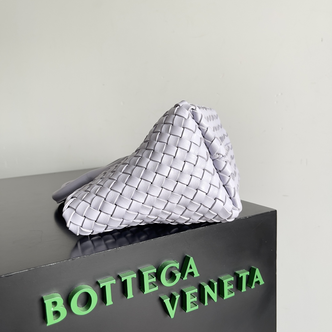 BVMiniCabat限量款迷你菜篮子经典包款推出迷你号不同风格造型都能搭配出满满的时尚感喜欢的你一定不