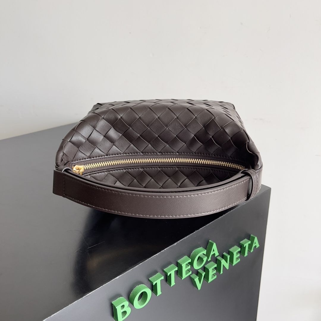  预测BV葆蝶家今年又会大火的一款便当包 整个包身采用顶级的nappa小羊皮
非常的柔软 轻质
同样搭载
