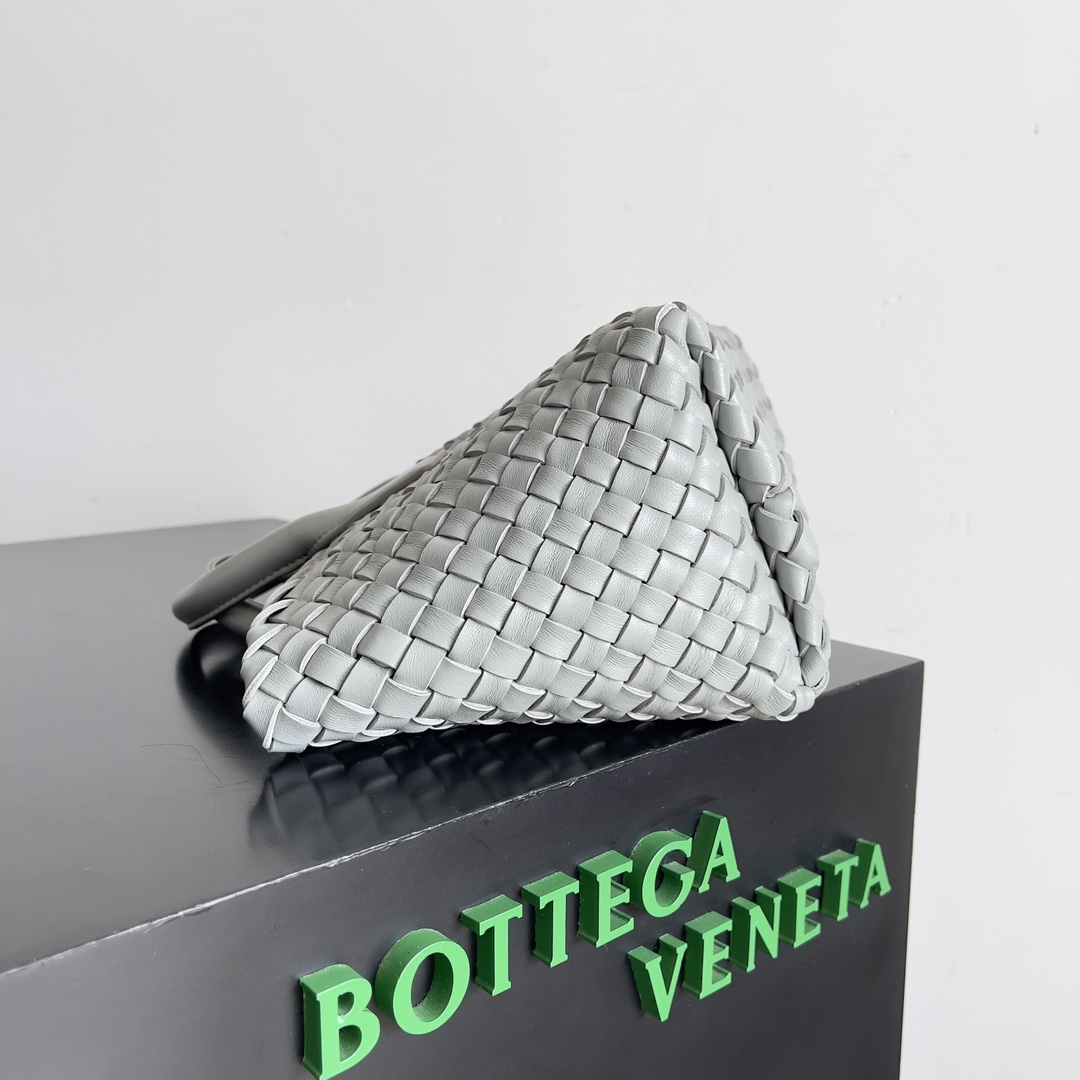 BVMiniCabat限量款迷你菜篮子经典包款推出迷你号不同风格造型都能搭配出满满的时尚感喜欢的你一定不