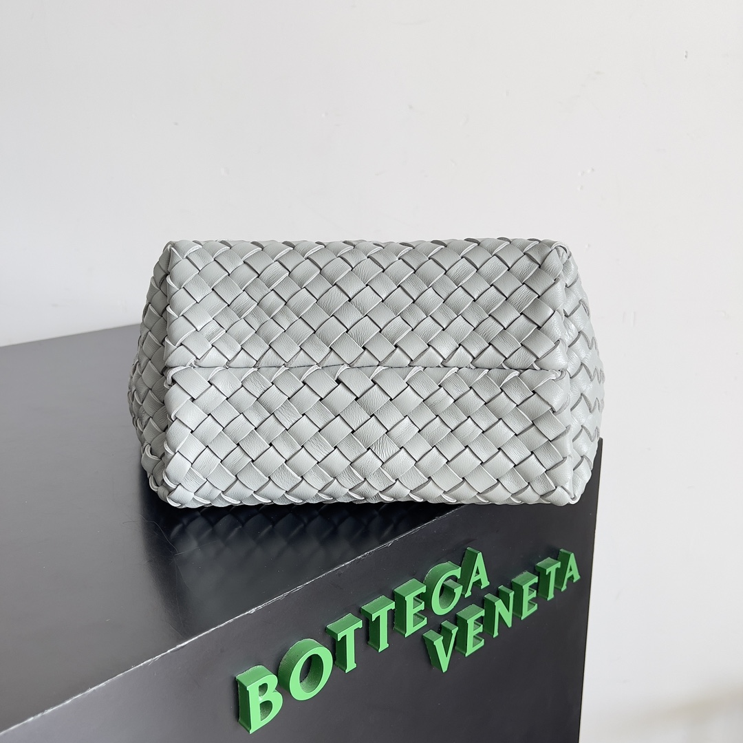 BVMiniCabat限量款迷你菜篮子经典包款推出迷你号不同风格造型都能搭配出满满的时尚感喜欢的你一定不
