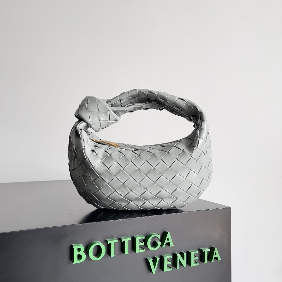 Bottega veneta͙.———最新款编织打结hobo \n    顶级小羊皮皮质很软，包形独特特别实用耐装，保留了传统的编织元素的同时多了几分张扬～ 采用羊皮手工编织制作 拉链开合 弧形无缝结构 搭配起来毫不费力 力荐  市场最高端欢迎来对比\n         【出厂均配全套包装】\nsize：xxcm。   型号：