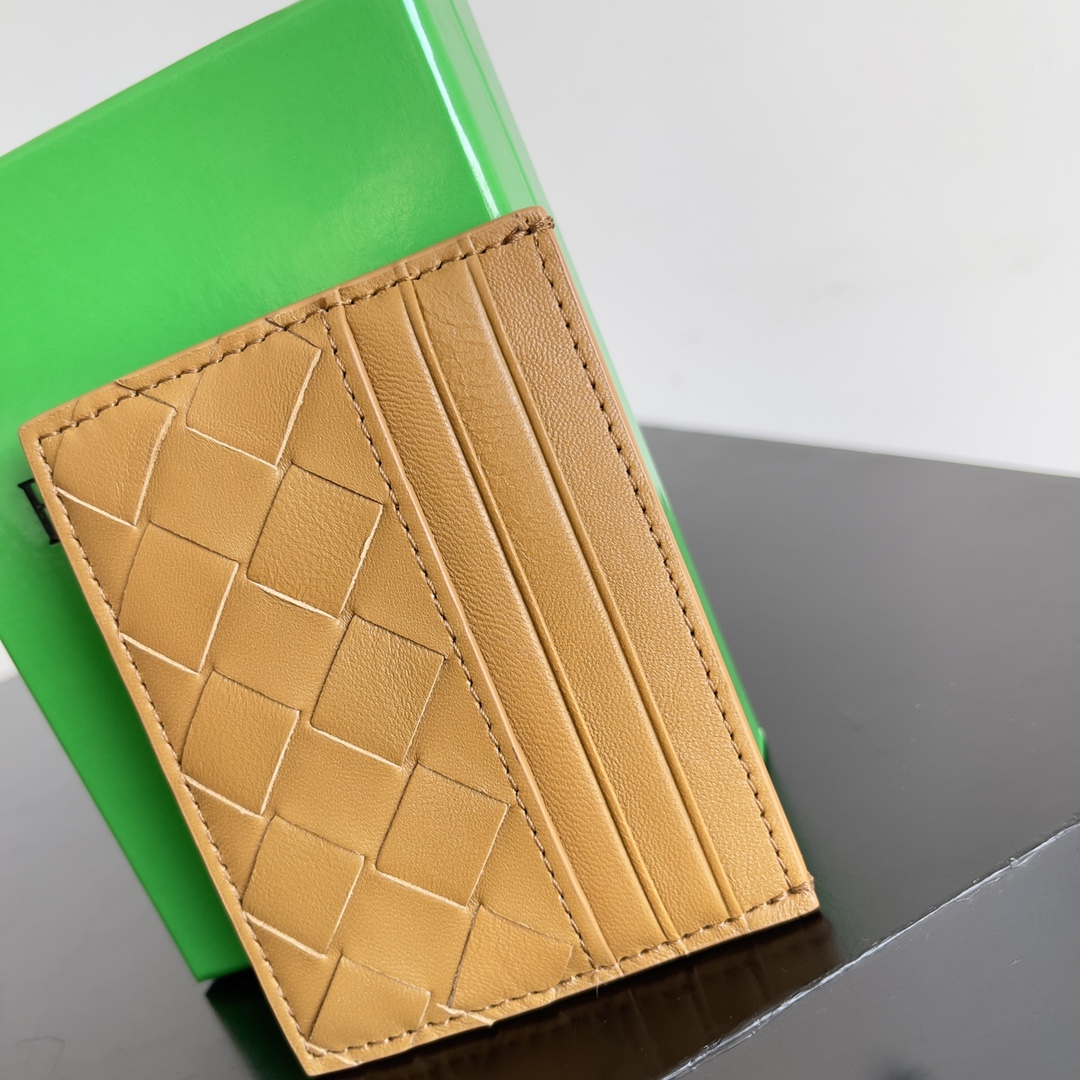 BV编织卡包简单低调的卡包实用选来选去最经典的还是编织款颜色多选超级耐看️装个身份证跟银行卡绝对的实用触