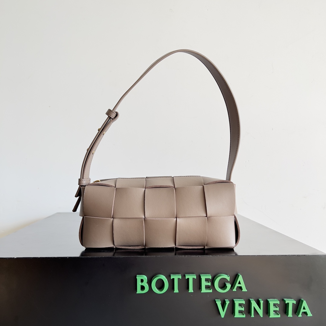 Bottega Veneta BV Cassette Buy
 Crossbody & Shoulder Bags Weave Sheepskin Fall/Winter Collection Underarm