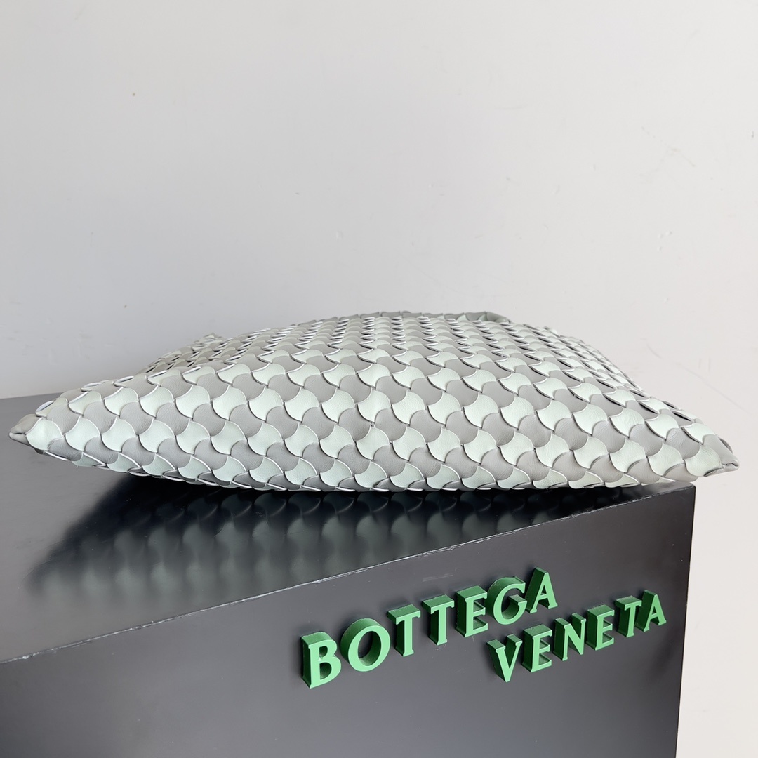 BVHOP中号号手袋质感无敌拼色这个包叫“显眼包”HoP的松弛感是让人体验就爱不释手的不多解释腋下超级潇