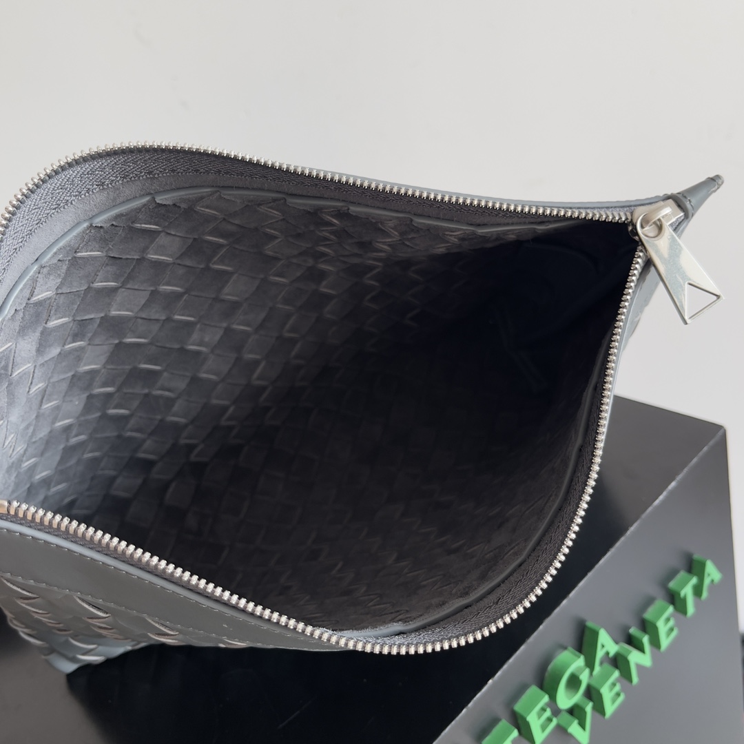 Bottega Veneta Men's Woven Leather Clutch Bag, Gray, 33 x 22 x 7 cm 10 i1704121414 1418 0