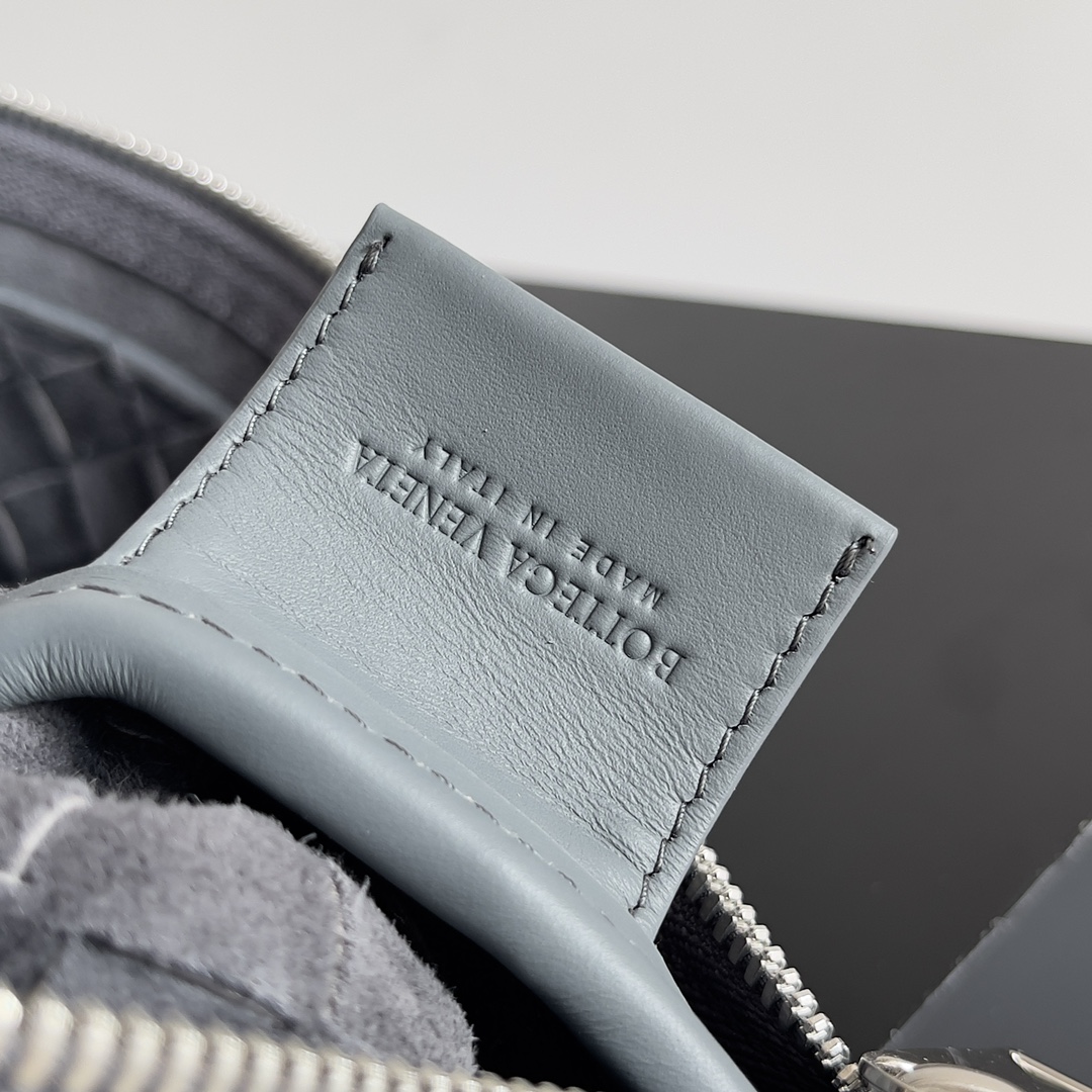 Bottega Veneta Men's Woven Leather Clutch Bag, Gray, 33 x 22 x 7 cm 9 i1704121414 1841 0