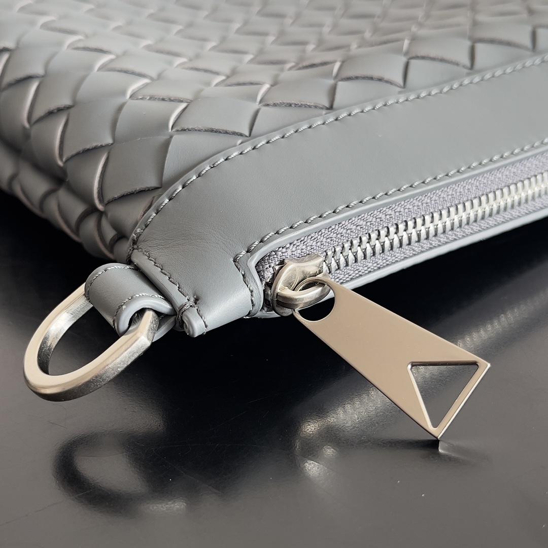Bottega Veneta Men's Woven Leather Clutch Bag, Gray, 33 x 22 x 7 cm 4 i1704121414 1975 0