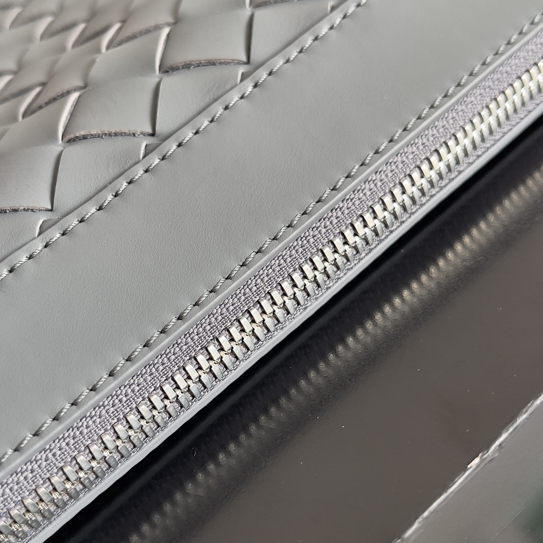 Bottega Veneta Men's Woven Leather Clutch Bag, Gray, 33 x 22 x 7 cm 3 i1704121414 2949 0