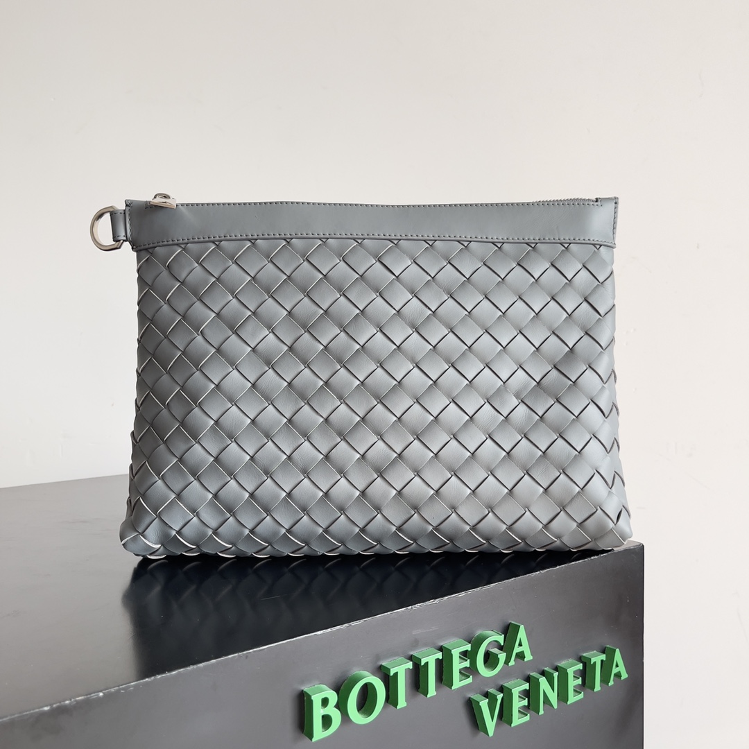 Bottega Veneta Men's Woven Leather Clutch Bag, Gray, 33 x 22 x 7 cm 2 i1704121414 3301 0