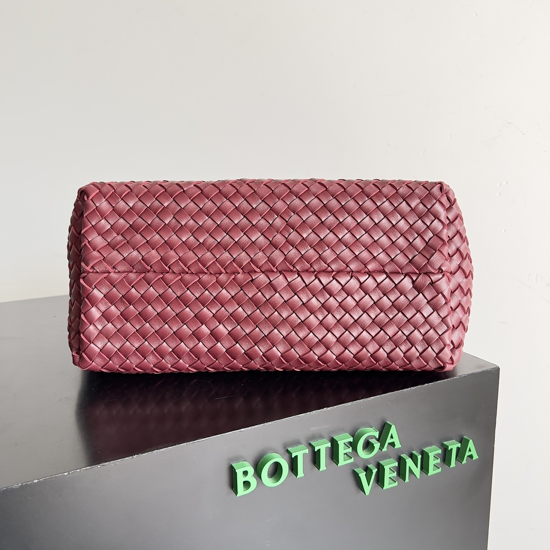 现货出BV标志性包款CABAT回归中号32尺寸最受欢迎的包袋系列之一CABAT目前以添加了特殊元素的全新