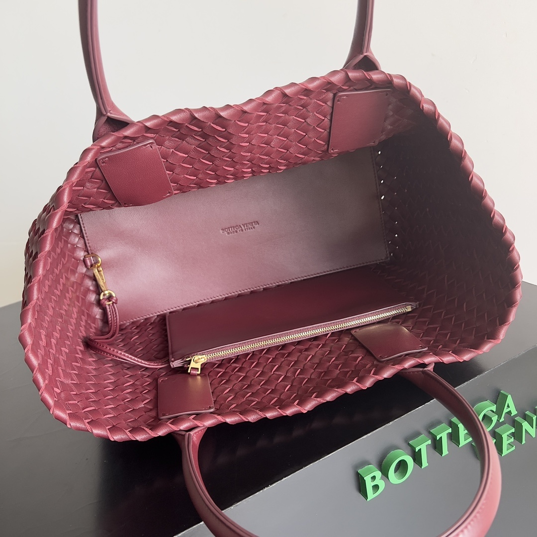 现货出BV标志性包款CABAT回归中号32尺寸最受欢迎的包袋系列之一CABAT目前以添加了特殊元素的全新