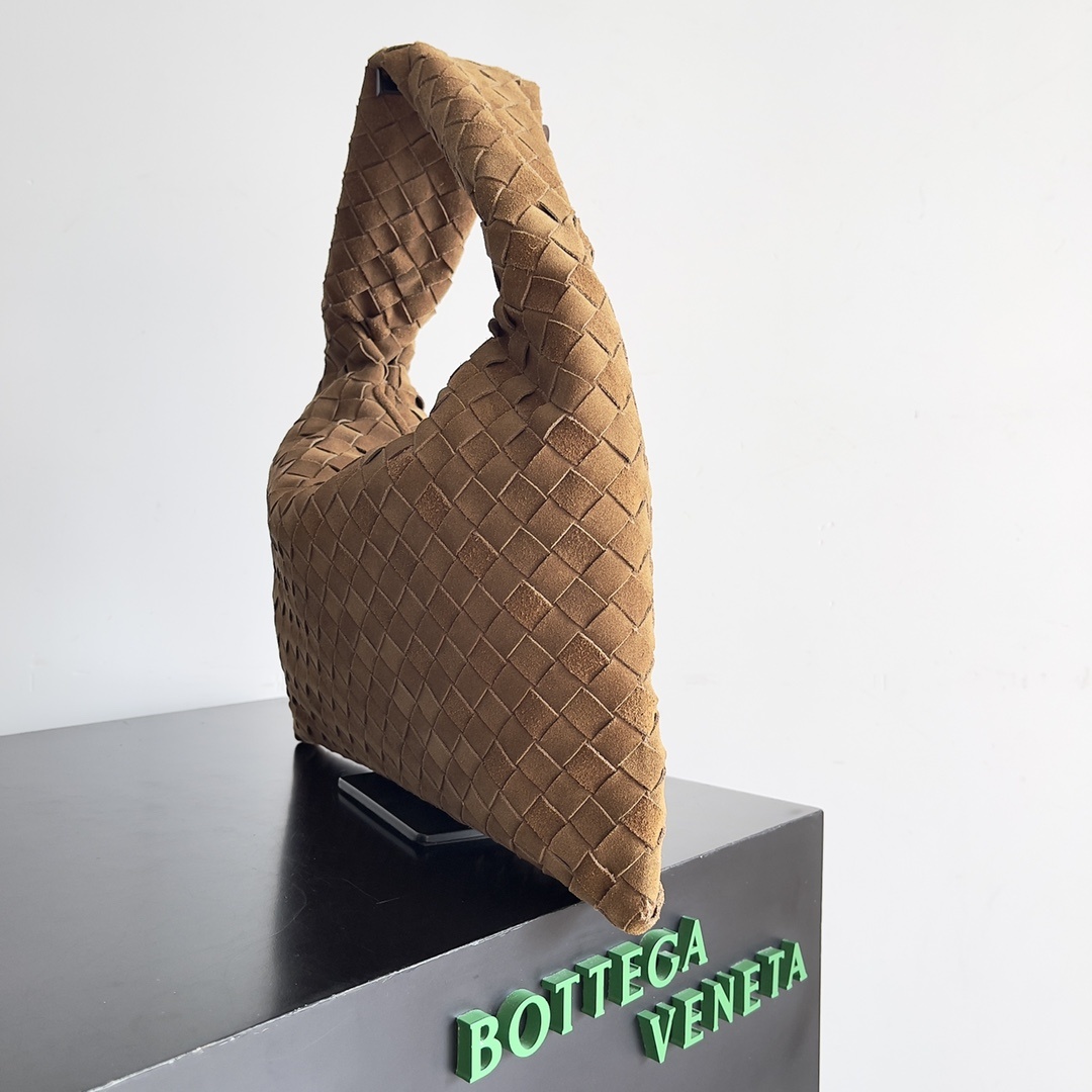 BVHOP中号号手袋质感无敌这个包叫“显眼包”HoP的松弛感是让人体验就爱不释手的不多解释腋下超级潇洒无