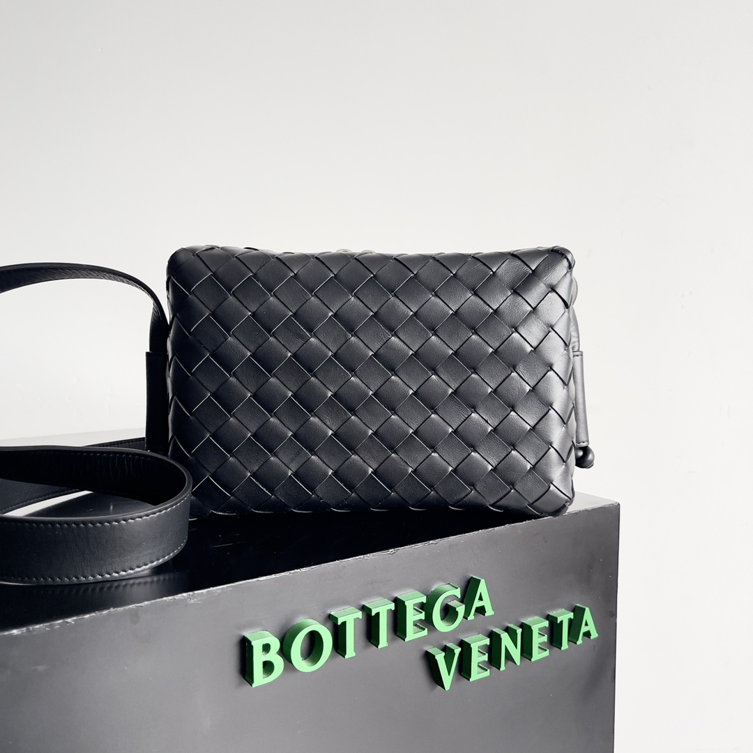 BOTTEGA VENETA 经典编织牛皮相机包，和朋友家人出门游玩少不了带上相机记录下美好的瞬间，这款小包能够完美容纳相机的大小，同时也是一款简约的斜挎包，用于收纳或者日常使用也是非常不错的选择[嘿哈][嘿哈][嘿哈]款号：qwel5774尺寸：23*16*8cm