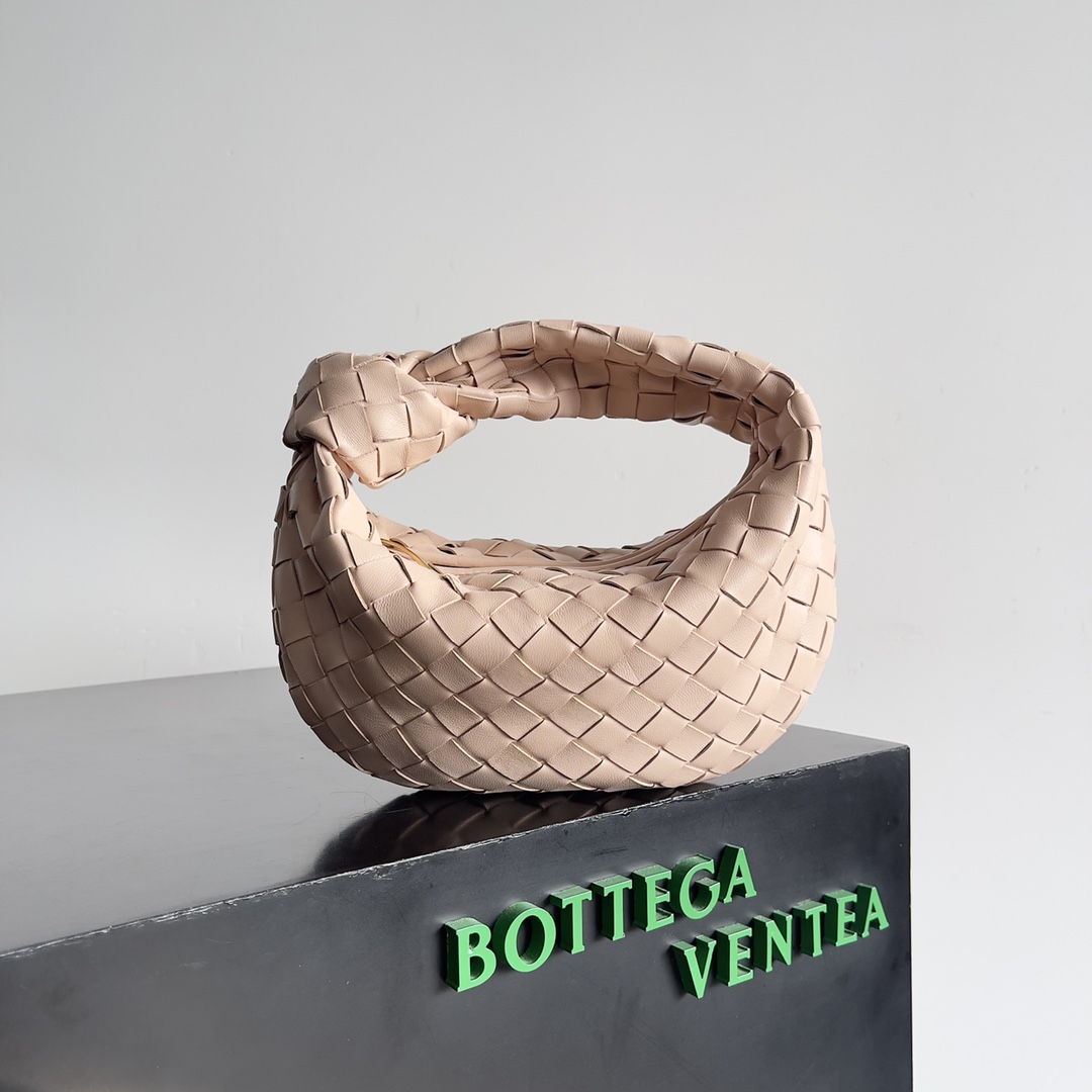 Bottega veneta͙.———最新款编织打结hobo \n    顶级小羊皮皮质很软，包形独特特别实用耐装，保留了传统的编织元素的同时多了几分张扬～ 采用羊皮手工编织制作 拉链开合 弧形无缝结构 搭配起来毫不费力 力荐  市场最高端欢迎来对比\n         【出厂均配全套包装】\nsize：xxcm。   型号：