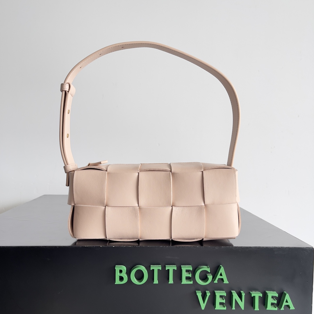 Bottega Veneta BV Cassette Crossbody & Shoulder Bags Weave Sheepskin Fall/Winter Collection Underarm