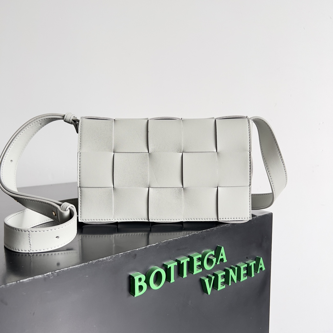 NO:187867,Special offer Bottega Veneta Cassette/ Lambskin slipping into the skin The wide woven style design creates a personalized form. For details, please see the group of pictures. size23*15*5.5cm Model 578004, special offer flash sale, bottega Veneta19860909特价 Bottega Veneta Cassette/ 滑入肌肤的小羊皮 宽大编织风格设计营造出个性形态 细节可看下组图片 size23*15*5.5cm 型号578004,特价秒杀,bottega veneta,Bag